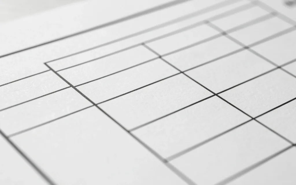 Documento oficial abierto con tablas económicas bajo luz de mesa